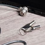 69387 - Cable de seguridad Klip Xtreme con llave para laptop Bolt I KSD-330 Ranura rectangular estandar Largo 1 5 m Color Negro