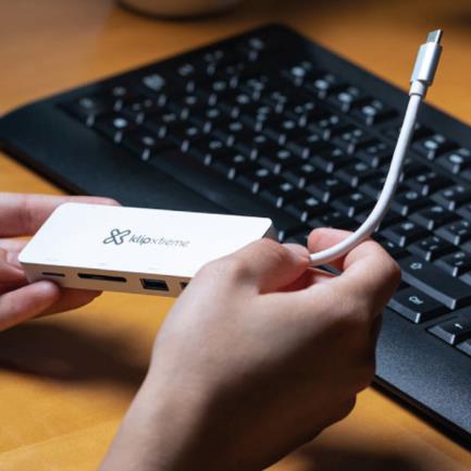 74795 - HUB USB Klip Xtreme Tipo C HubPoint KCR-500 de 5 puertos 2 USB 3 0  1 tipo C 1 Micro-SD 1 Tarjeta SDXC Plateado